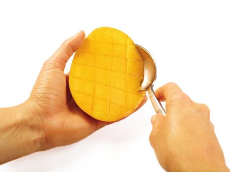 If the recipe calls for diced mango, cut additional slices in the other direction to make a checkerboard pattern. 3.