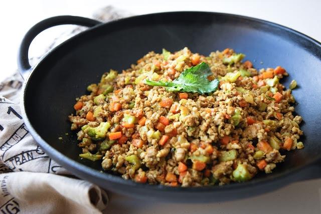 Turmeric Stir Fry Mince with Vegetables from loveurbelly INGREDIENTS: 500 gms (1 pound) ground beef or pork 2 large carrots finely diced 1 large brown onion finely diced 1 small head of broccoli