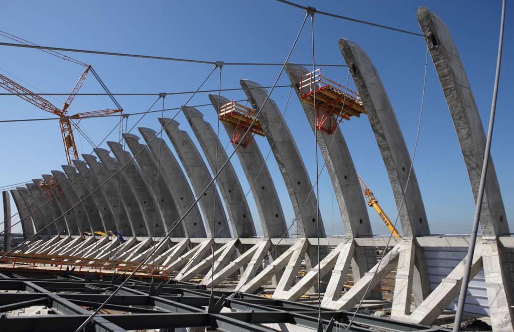 Arena Zagreb je kombinacija low i high-tech principa. Sofisticirane lamele monolitizirane su standardnom betonskom konstrukcijom i onda je s njih ovješena high-tech krovna konstrukcija.