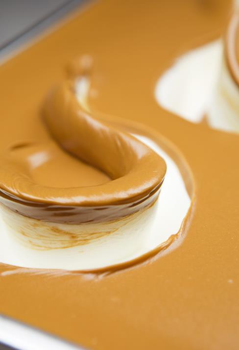 PINOPINGUINO CARAMEL A soft caress of pure flavor Decadent flavor of caramel toffee Rich and creamy smooth texture Remains soft and fudgey even at negative temperatures Perfect