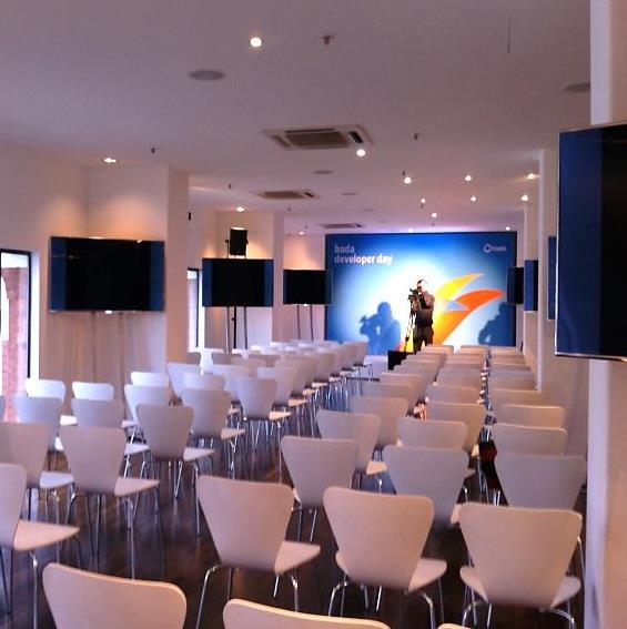 CONFERENCES A VENUE THAT PERFECTLY COMBINES MODERN LIGHTING AND TECHNOLOGY Offer your guests an inspirational meeting space at OXO2.