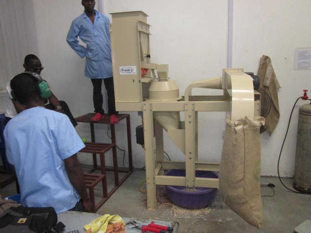 Splitter Blancher Frank s Designs for Peanuts, LLC Splitter/blancher in use at the Project Peanut Butter facility in Sierra Leone, Africa This splitter/blancher is used for splitting peanut kernels