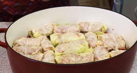 15 8 Arrange a second layer of cabbage rolls in the pan.