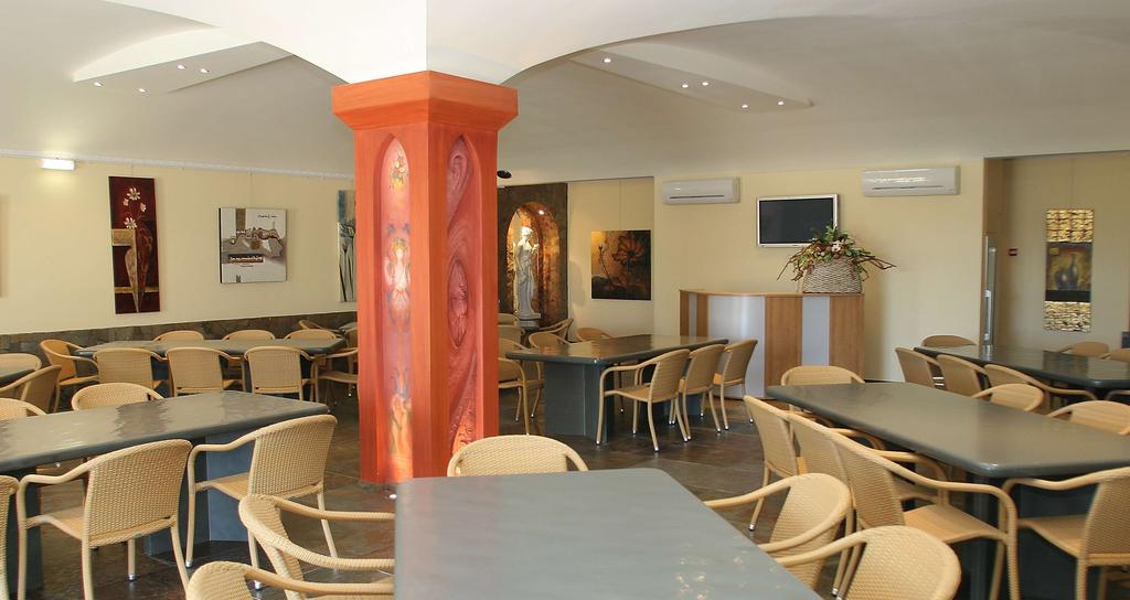 Catering Any event held at Quinta dos Vales, whether it be a corporate gala dinner or classic degustation lunch, should be