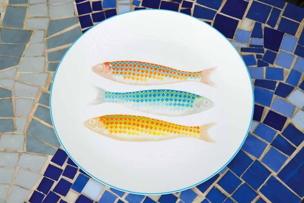 Each piece is finished with a hand-painted turquoise rim to produce a beautiful, elegant set of ceramics perfect for a sea-side lunch or moonlit dinner.