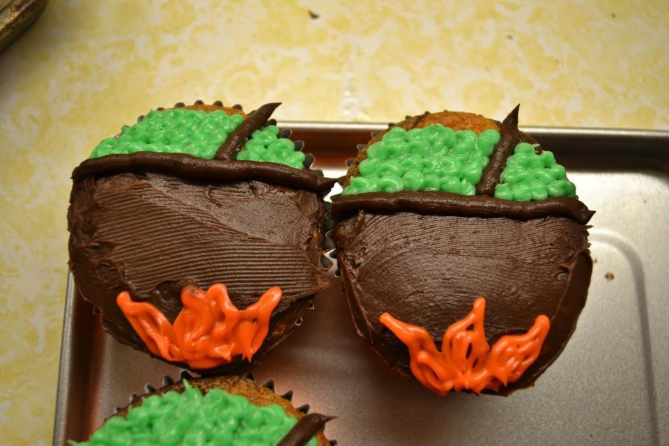 Cauldron Cupcakes Decorate using chocolate