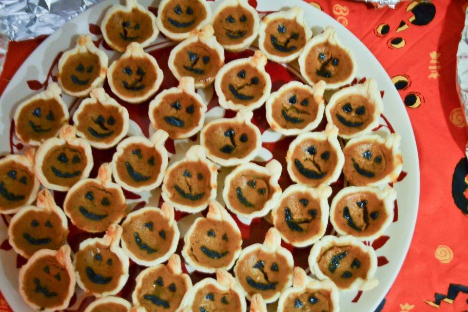 Pumpkin Pie Bites Mix pumpkin pie mix as directed. Cut small circles of pie crust and put into mini cupcake tin.