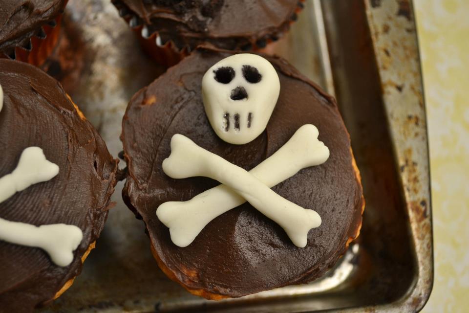 Skull and Crossbones Cupcakes Mold fondant into skull and