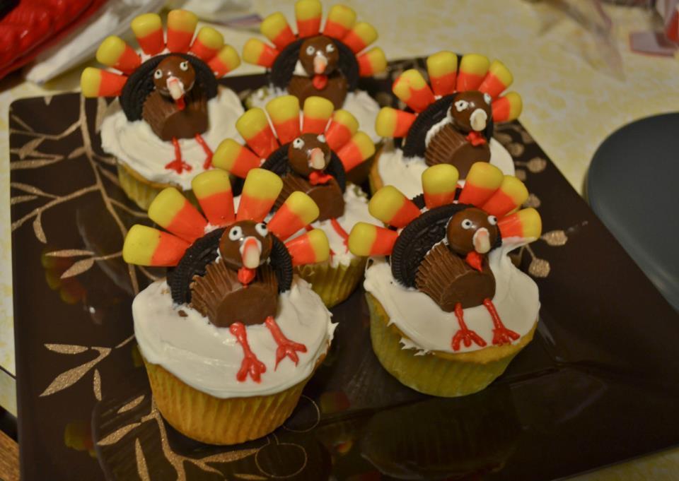 Turkey Cupcakes Make turkeys using Reeses mini cup body, oreo and candy