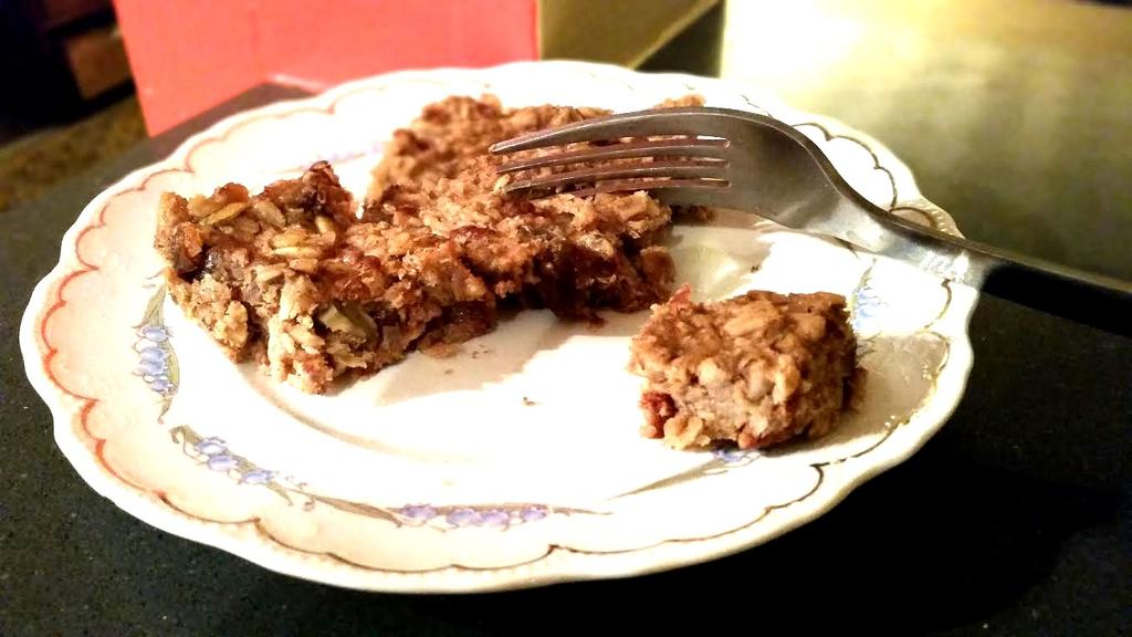 Breakfast Oat Bars Submitted by Marcia Walker 1 c milk (nut milk is ok) 1 c oats ¼ c dates (about 4-5 dates) 1 ripe banana ½ cup nuts of choice 1 tsp cinnamon ¼ tsp nutmeg ¼ tsp vanilla Preheat oven