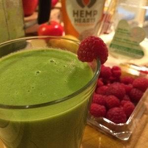 green smoothies Pineapple Raspberry Green Smoothie Yield: 1 serving You will need: blender, measuring cups and spoons 2 cups/3oz spinach - or any other dark, leafy green like kale, baby kale, Swiss
