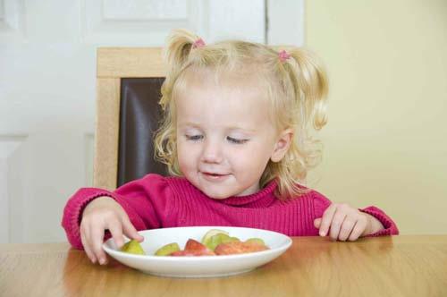 Snacks that emphasize whole grains, fruits, and vegetables help to meet children s nutrient needs.