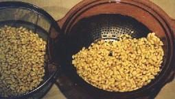 2.When the soybeans have absorbed enough water and swollen to twice their dry size, put them into the large steamer pot and steam them for 6 hours.