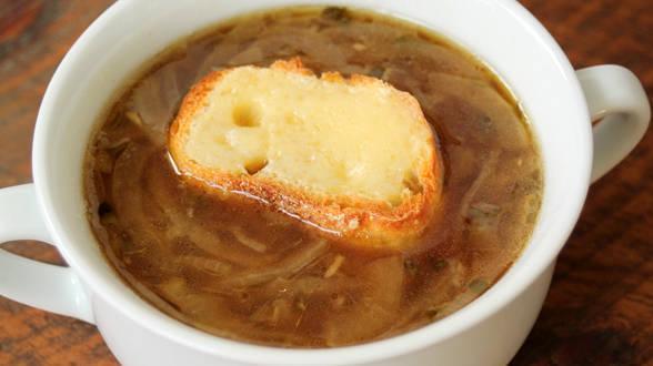 FRENCH ONION SOUP WITH CHEESY CROUTONS With croutons on top, you can dig right in to this French onion soup!