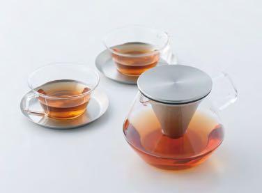 CARAT BRIM ONE TOUCH TEAPOT A Teapot to Treasure Delicious and Simple Tea Brewing Easy Tea Brewing for Everyday The teapot highlights stainless steel and glass, glittering just like a jewel.