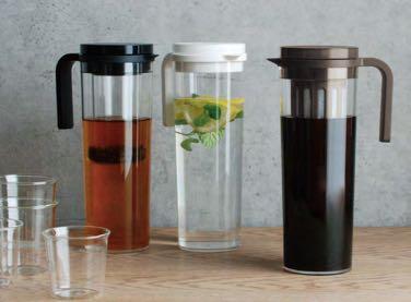 PLUG BOTTLIT CAPSULE Brew and Store in 2 Ways; Standing or Lying Down Bottle It and Hydrate Colorfully Pour Out From Any Direction Without the Hassle of Turning the Lid The outer lid of the jugs