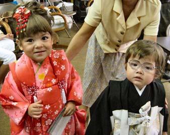 This event is known as "kamioki" (leaving hair). At age 5, boys wore their first hakama pleated traditional trousers, in the "hakamagi" donning celebration.