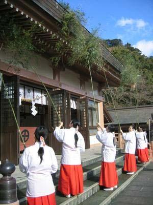 Japanese Year-end Customs "Shiwasu" is another term for December in Japan. Literally, 師走 (shiwasu) means "priests or teachers running around in a frenzy.