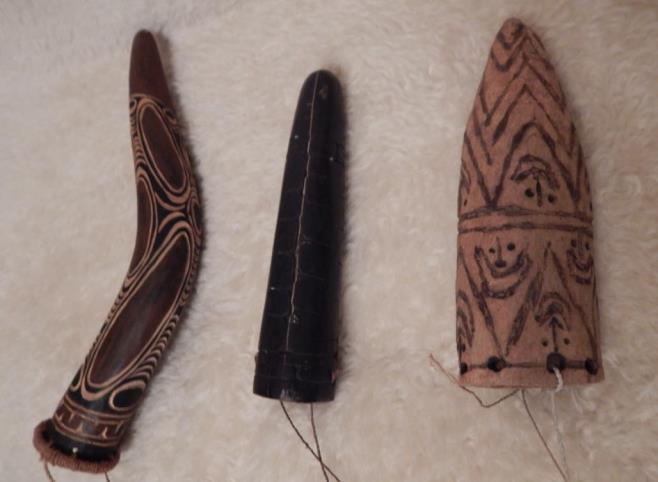 SAM et al.: ETHNOBOTANY OF PENIS SHEATHES IN PAPUA NEW GUINEA (9/9) Wooden (from various trees) sheathes from Latmul tribe, Middle Sepik (left and righ one), middle one is from an unknown locality.