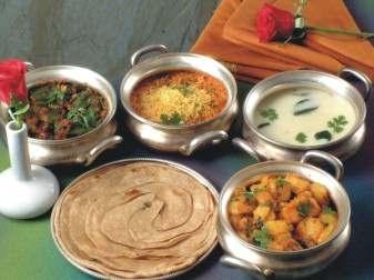 m) Gulab Jamun(1) / Tomato Soup, Roti(2) / Phulka(4), Palak, Aloo Gobi Fry, Channa Masala, Dal Butter Fry, Papad, Veg.