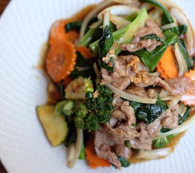 OYSTER SAUCE PAD-NUM-MUN-HOI Stir-fried oyster sauce withbroccoli, carrot, brown onion,
