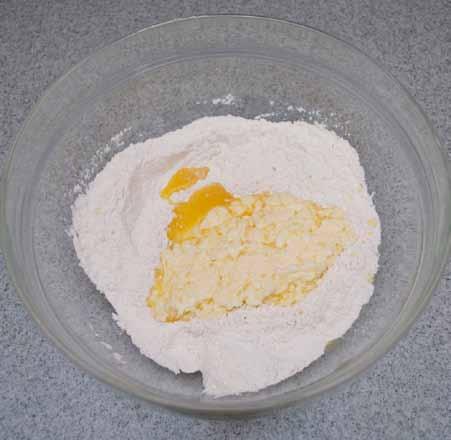 5 4 Pour the egg-butter mixture into the flour mixture and start