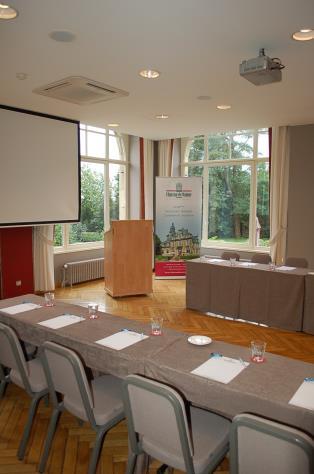 Château de Namur An amazing location to organize conferences 24 rooms & 5 junior suites, direct phone, flat-screen TV, minibar Deluxe bathrooms Seasonal dishes Menus from 59 to 82 with aperitif &
