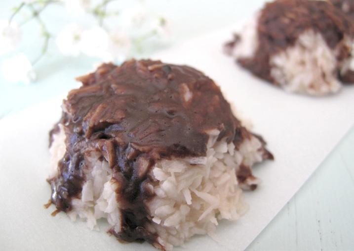 no-bake coconut macaroons with chocolate ganache PREP TIME: 20 MIN COOK TIME: 5 MIN SERVINGS: 20 MACAROONS ⅓ cup coconut cream (see note) 1 tbsp coconut oil 3 tbsp maple syrup 2 tbsp vanilla extract