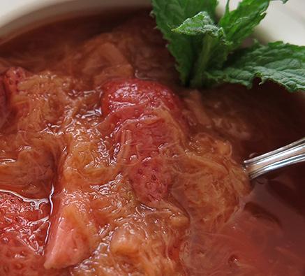 rhubarb-strawberry compote with fresh mint PREP TIME: 10 MIN COOK TIME: 10 MIN SERVINGS: 4 CUPS 2 lbs rhubarb (about large 8 stalks) ⅓ cup water 1 lb strawberries 3 tbsp honey minced fresh mint, for
