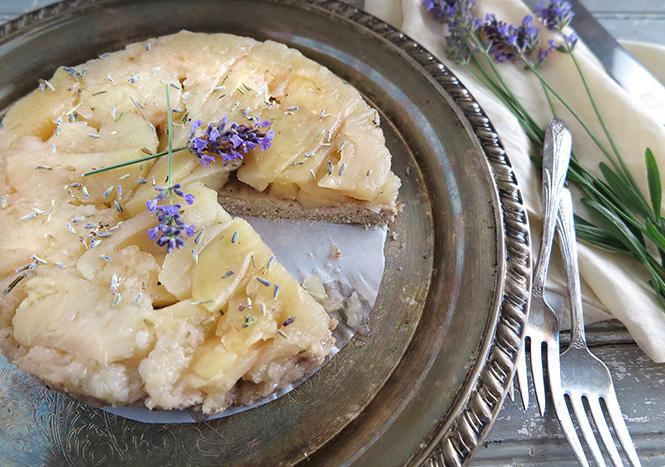 apple-lavender upside-down cake PREP TIME: 10 MIN COOK TIME: 25 MIN SERVINGS: 6 2 cups water 4 small Gala apples (about 1⅓ lbs), peeled and cut into ¼-in slices 2 tbsp lemon juice ½ tsp dried