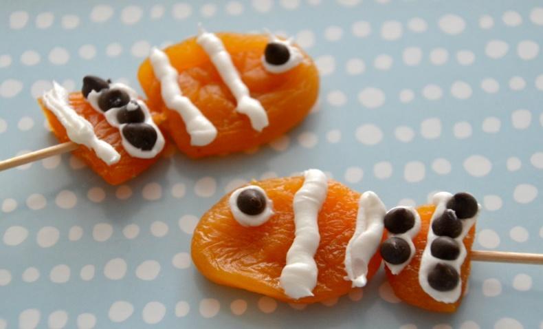Finding Nemo! Make your own Finding Nemo snacks like the ones pictured with dried apricots and a few easy steps!