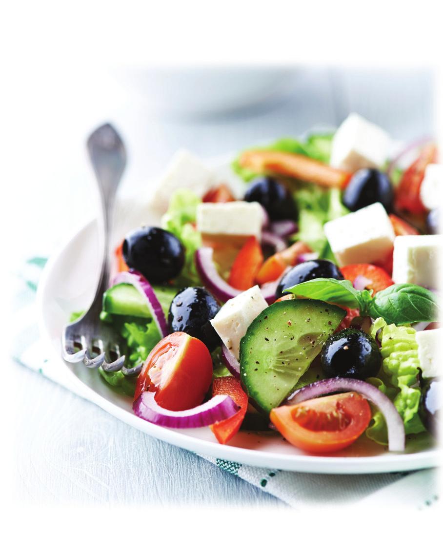 Easy Greek Salad 6 1 cup (93g) 6 romaine lettuce leaves (torn into1 1/2 inch pieces) 1 cucumber (medium, peeled and sliced) 1 tomato (medium, chopped) 1/2 cup red onion (sliced) 1/3 cup feta cheese