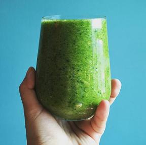 PESCETARIAN RECIPES GREEN SMOOTHIE Ingredients: 2 large dinosaur kale leafs 1 handful of spinach 1 banana ½ cup frozen chopped mango 2 thumb sized knobs of ginger ½ lemon squeezed 1