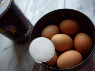 Place the eggs tightly in a single layer in a saucepan.