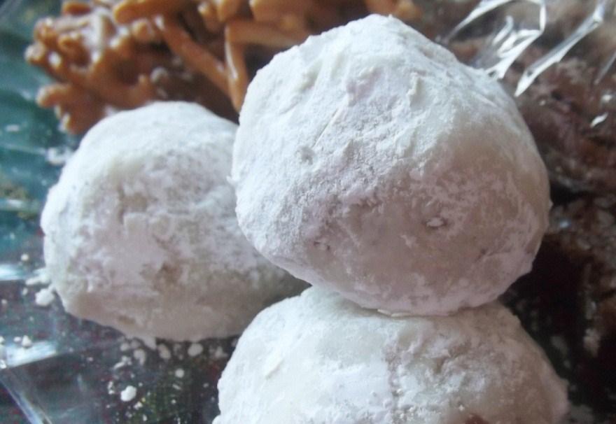 Snowball Cookies Ingredients: 3/4 cup powdered sugar, divided 1 cup butter (softened) 2 teaspoons almond extract 1 teaspoon vanilla extract 2 cups flour 1/4 teaspoon salt 1 cup finely chopped pecans