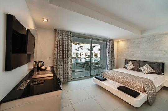 m² PRIVATE STANDART ROOM SWIM UP 28 m² PRIVATE FAMILY ROOM 55 m² 1 bedroom with French bed, split air-conditioner, laminate flooring, mini bar, digital safe, LCD / satellite TV with music channel,