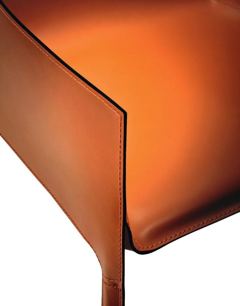 La curvatura di questo materiale, ottenuta grazie a una speciale lavorazione, rende la sedia accogliente come un guscio.