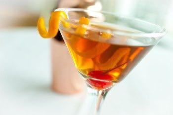 INGREDIENTS 2 oz Rye 1/2 oz Dry vermouth 1/2 oz Sweet vermouth 2 dashes Angostura bitters MIX IN MIX Yarai / mixing glass