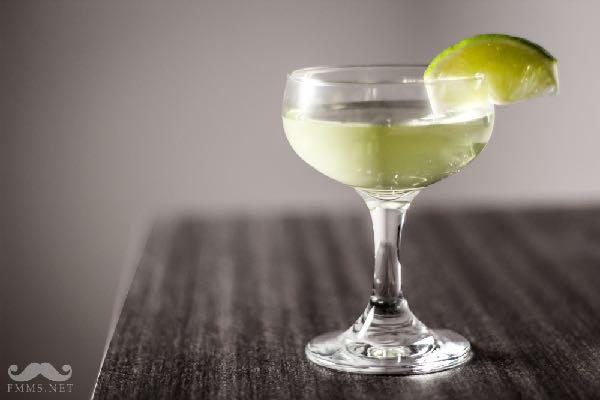 INGREDIENTS 2 oz Gin (or vodka) 1/2 oz Simple syrup 1/2 oz Lime juice MIX IN MIX Shaker Ice >