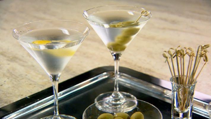 INGREDIENTS 2 oz Gin (or vodka) 1/2 oz Dry Vermouth MIX IN MIX Yarai / mixing glass Add ice > Stir >