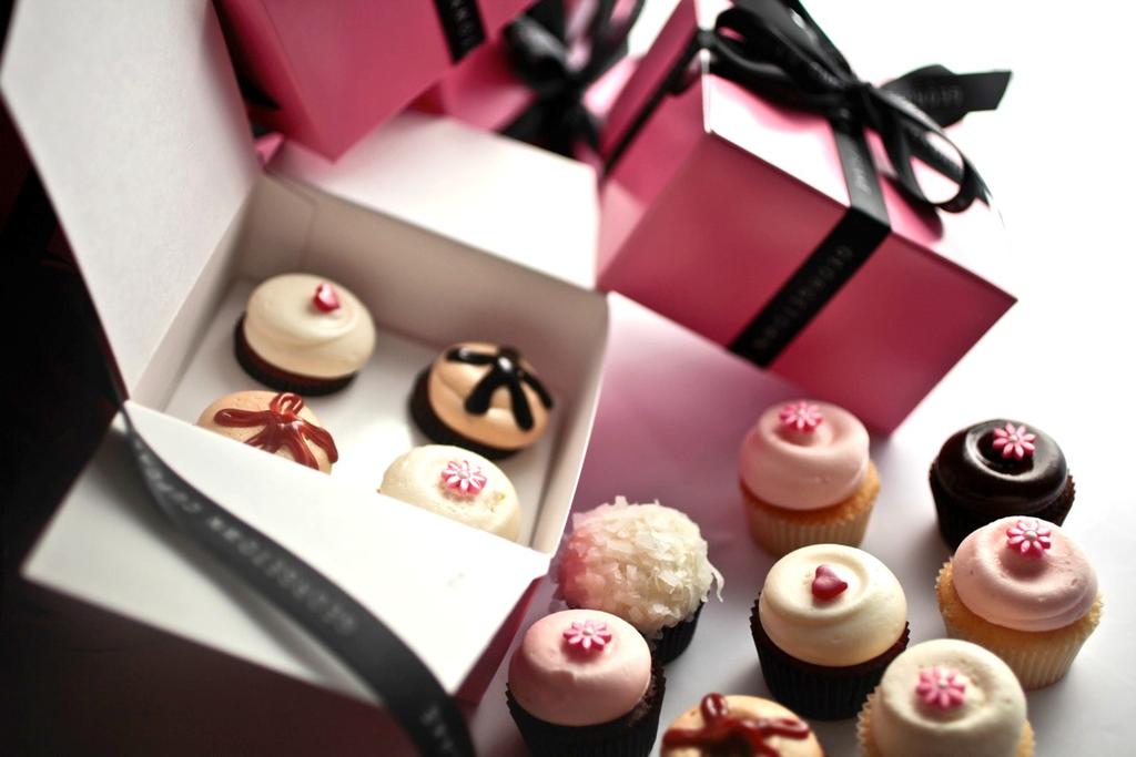 F A V O R S & G I F T S From dinner parties and black-tie galas to weddings and showers to corporate events Georgetown Cupcake s beautifully gift-wrapped cupcakes are