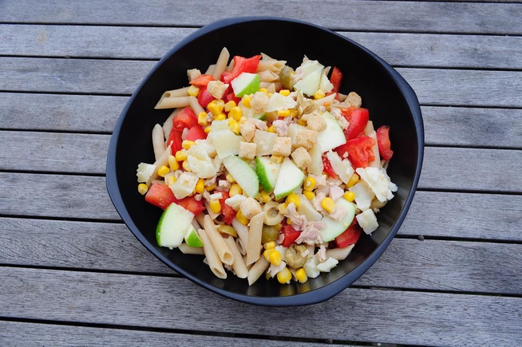 Whole Pasta Salad Sevings: 4 people Preparation time: 15 minuts INGREDIENTS 400g of small whole pasta. 2 natural tomatoes. 2 boiled eggs. 50 g olives. 50 g diced cheese (cured ). 1 can of corn.