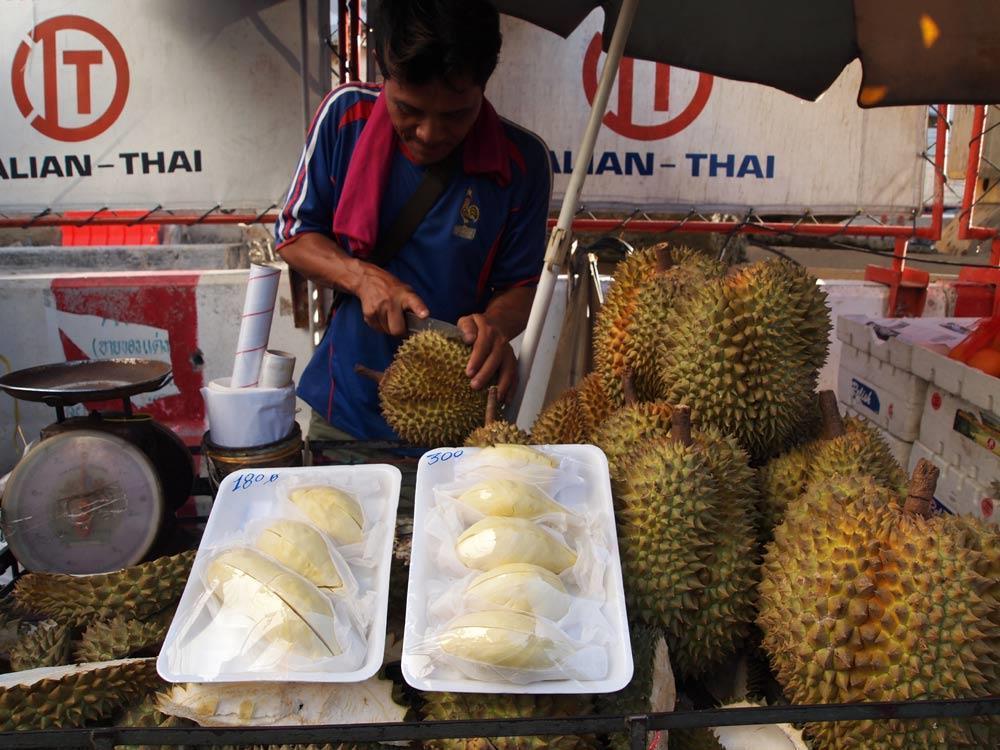Durians to Look For Ganyao is by far the most popular durian in Bangkok, but its high price is a bit of a turn off for many people.