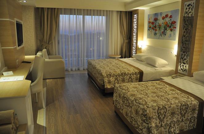 ROOMS LOCATION SPACE FEATURES STANDARD ROOM Land View 26-32m2 115 rooms.