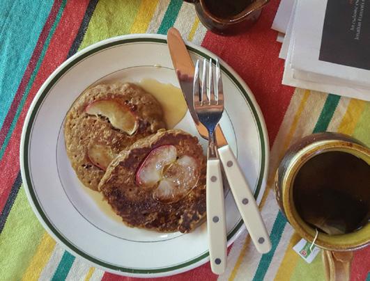 APPLE OATMEAL PANCAKES APPLE OATMEAL PANCAKES SERVES 4 In a large bowl combine the rolled oats, flour, flax, baking soda and salt. In another bowl, beat the egg with the molasses and sugar.
