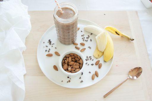 POST-WORKOUT SMOOTHIE 1 cup almond milk 1 Tbsp nut butter (I use coconut peanut butter) 1 Tbsp chia seeds 1 small banana, sliced and frozen 1 Tbsp cocoa 1.