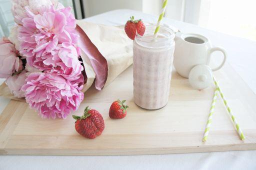 STRAWBERRY CHEESECAKE SMOOTHIE 1 cup almond milk ½ cup cottage cheese 2 Tbsp almonds or ground flax 1 cup strawberries, frozen 1.