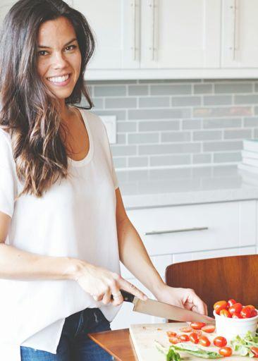 INTRODUCTION ABOUT LINDSAY Lindsay Jang is a Vancouver-based Registered Dietitian who believes that a healthy diet is about balance, moderation, and an understanding of how your body works best.