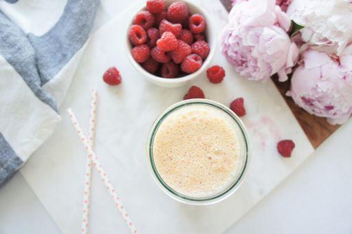 VANILLA BERRY ANTI-OXIDANT BLAST SMOOTHIE 1 cup almond or coconut almond milk 1. Place all ingredients in a blender and blend on high until smooth. 2. Enjoy immediately.