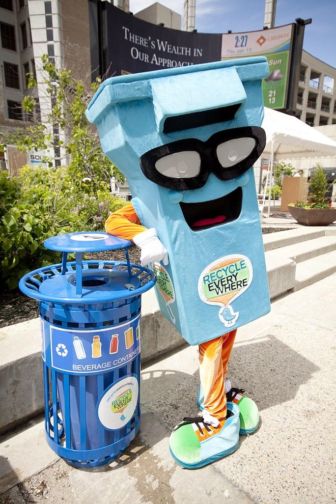 Recycle Everywhere - Helping Businesses Increase Recycling You have probably encountered some of Recycle Everywhere s 55,000+ recycling bins in public spaces throughout Winnipeg and Manitoba.